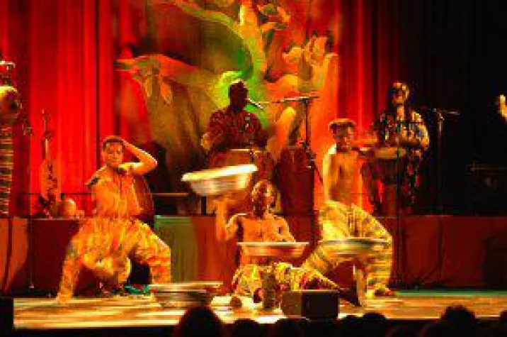 Bild: Das Publikum feierte Afrika im CIRQUE SUSUMA