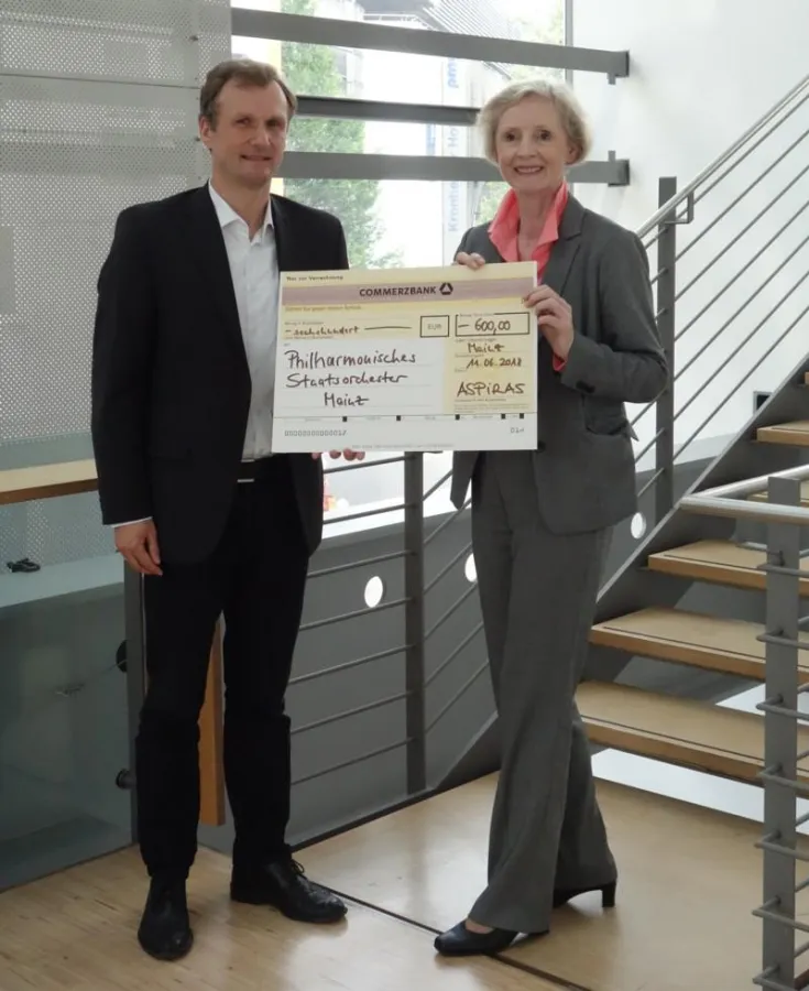 Spendenübergabe an das Orchester Mainz