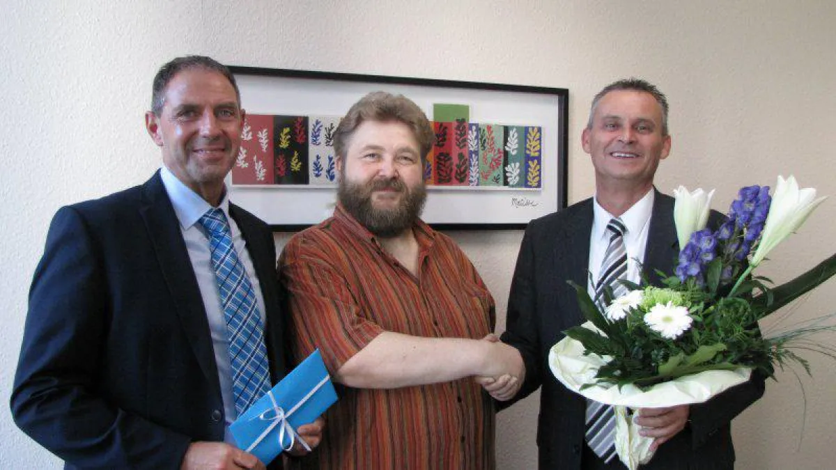 Sergej Kummer (Mitte) nimmt die Glückwünsche entgegen.