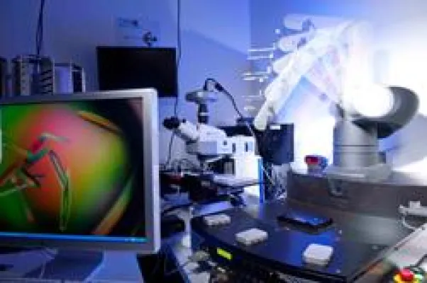 Bild: Vereinfachter Prozess der Proteinkristallisation