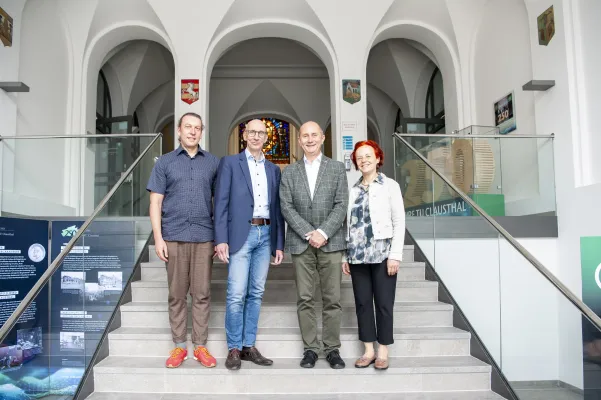 Bild: Ein Bachelorstudium, zwei Universitäten, zwei Abschlüsse