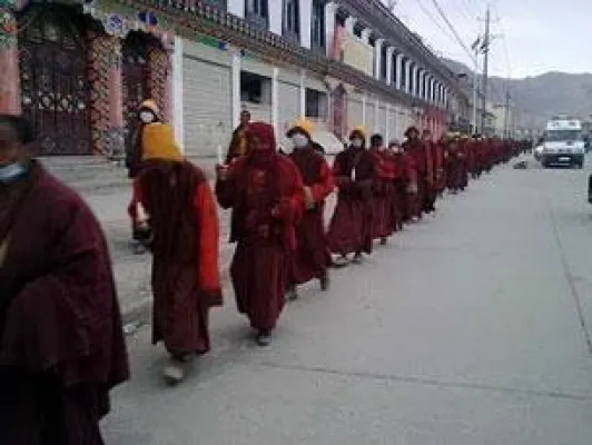 Behörden werfen auswärtige Mönche aus dem Erdbebengebiet in Osttibet hinaus Bild: Behörden werfen auswärtige Mönche aus dem Erdbebengebiet in Osttibet hinaus