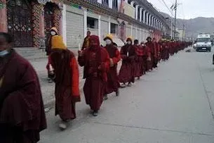 Bild: Behörden werfen auswärtige Mönche aus dem Erdbebengebiet in Osttibet hinaus