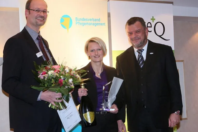 Bild: ZeQ gratuliert der Pflegenachwuchsführungskraft 2013