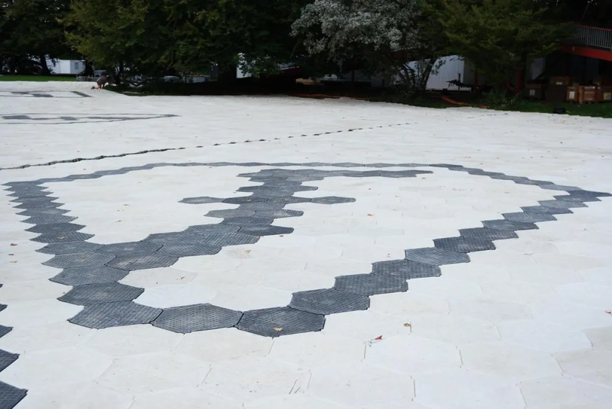 eps Hexagonplatten formen das Logo des Festivals