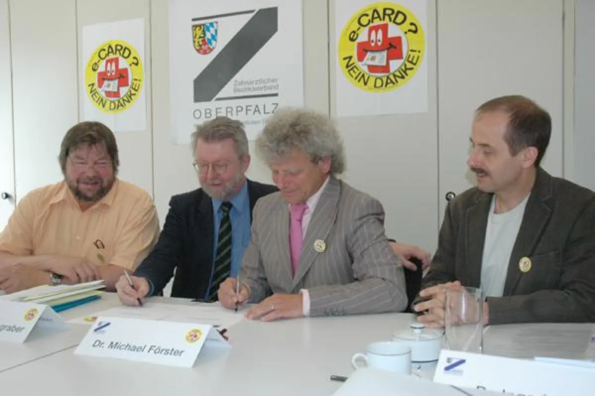 Vertreter des Zahnärztlichen Bezirksverbandes Oberpfalz und des Aktionsbündnisses 