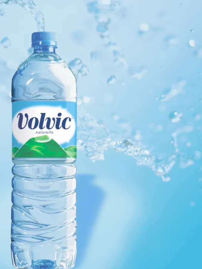 Volvic naturelle - das natürliche Mineralwasser aus der Auvergne ist durch seine spezifische Mineralisierung natriumarm, gesund und sehr bekömmlich
