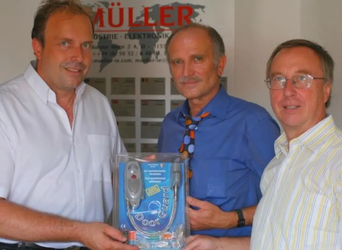 Übergabe der Mechatronik-Neuentwicklung DoorGuard in Neustadt am Rübenberge: Das DoorGuard Schutzschild, endmontiert bei der Müller Industrie-Elektronik GmbH, ist jetzt im Fachhandel und Internet erhä