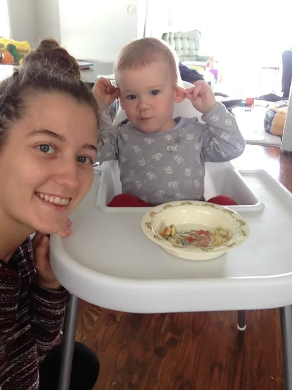 Franziska mit Au-pair Kind George: Kochen, Füttern, Späße machen gehören zum Au-pair Allta