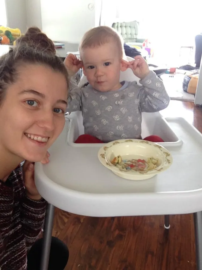 Franziska mit Au-pair Kind George: Kochen, Füttern, Späße machen gehören zum Au-pair Allta