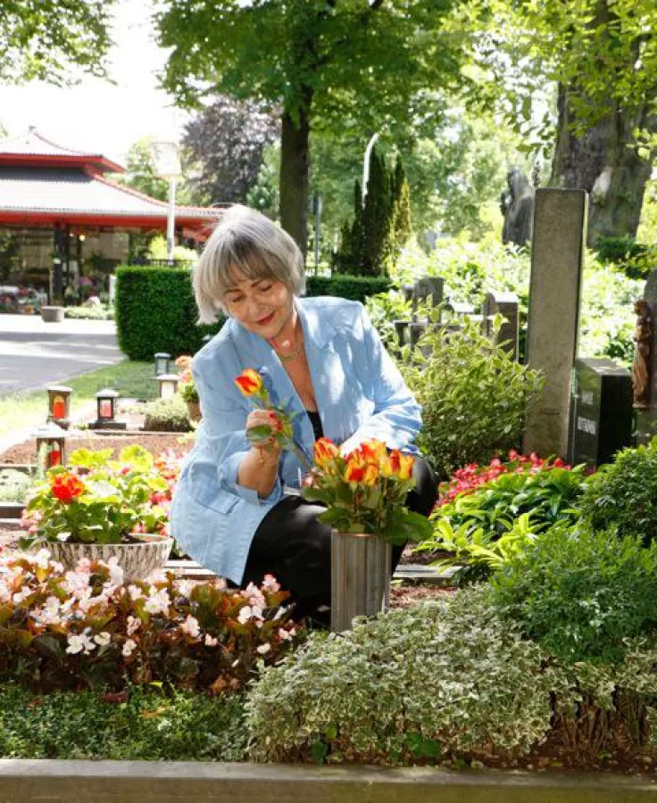 Ein Besuch am Grab gehört zu den wichtigen Formen der Trauerarbeit.