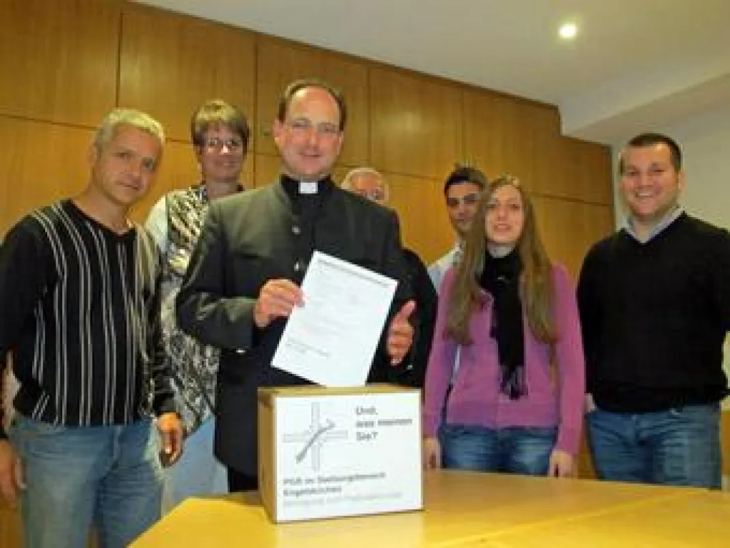 Pfarrer Wolfgang Rick (Dritter v.r.) und Matthias Haas (l.) haben die Befragung zusammen mit dem Pfarrgemeinderat entwickelt.