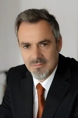 "Frischer Schwung für CareDox: Dr. Andreas Stoltze übernimmt als Beiratsvorsitzender" Bild: "Frischer Schwung für CareDox: Dr. Andreas Stoltze übernimmt als Beiratsvorsitzender"