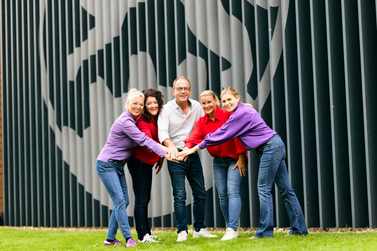 Gruppenfoto der Vereinsgründer und der Geschäftsführung Gebr. Schröder GmbH, Original LÖWE (© (c) Gebr. Schröder GmbH, Original LÖWE)