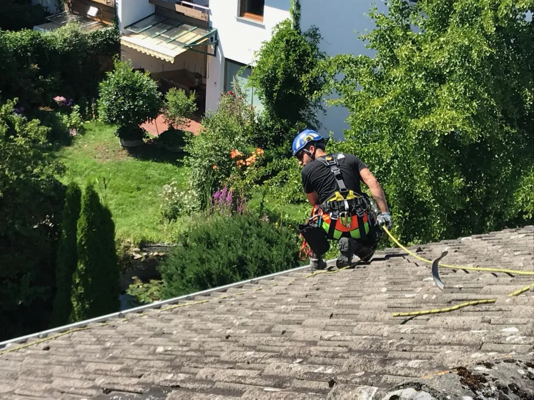 Installationen im Dachbereich durch Industriekletterer
