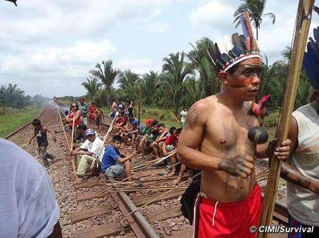 Indianer blockieren Bahnstrecke, um die Einhaltung ihrer Rechte zu fordern. © CIMI/Survival