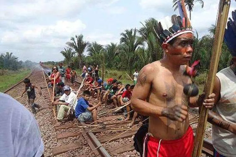 Bild: Blockade durch bedrohtestes Volk der Welt legt Bahnstrecke lahm