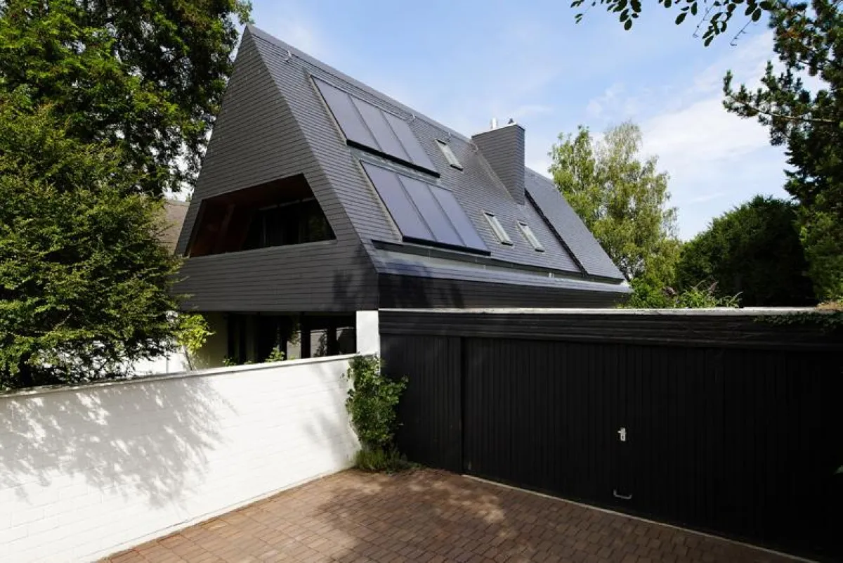 Mit um 90 Grad gedrehten Eternit Dachplatten in Doppeldeckung wurde die energetische Dachsanierung in München realisiert.