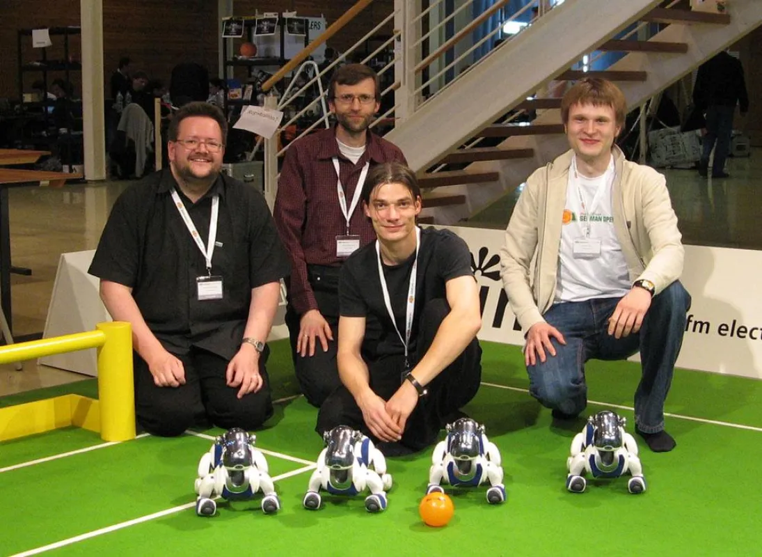 Bild (v.l.n.r.): Das Team Harzer Rollers nach dem Sieg gegen die Hamburg Dog Bots: Falk Schmidsberger, Prof. Dr. Frieder Stolzenburg, Frank Thielert und Florian Ruh