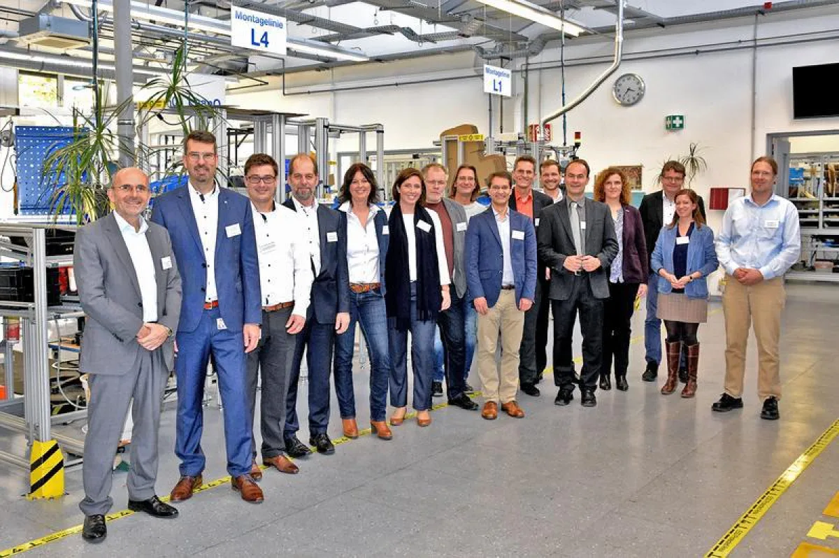 Vertreterinnen und Vertreter der TH Bingen sowie der Firma Wachendorff treffen sich zum ersten THinktank. (TH Bingen/Wachendorff)