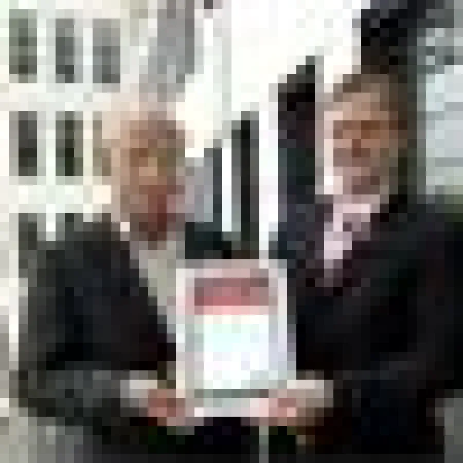 Bernd Wolff (linksim Bild), Geschäftsführer der virtic GmbH, und Jochen Bruns (rechts im Bild), Partner Account Manager bei Vodafone, bei der Übergabe der Auszeichnung zum \