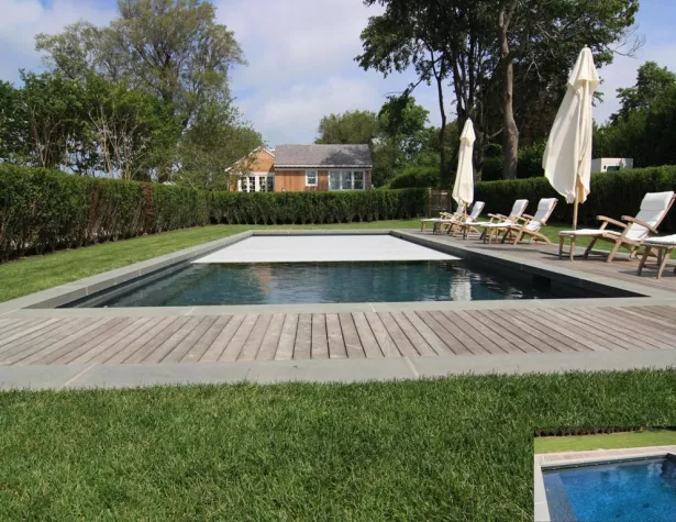 Bild: Rollladen-Schwimmbadabdeckungen: Auf Knopfdruck Geld sparen im eigenen Pool