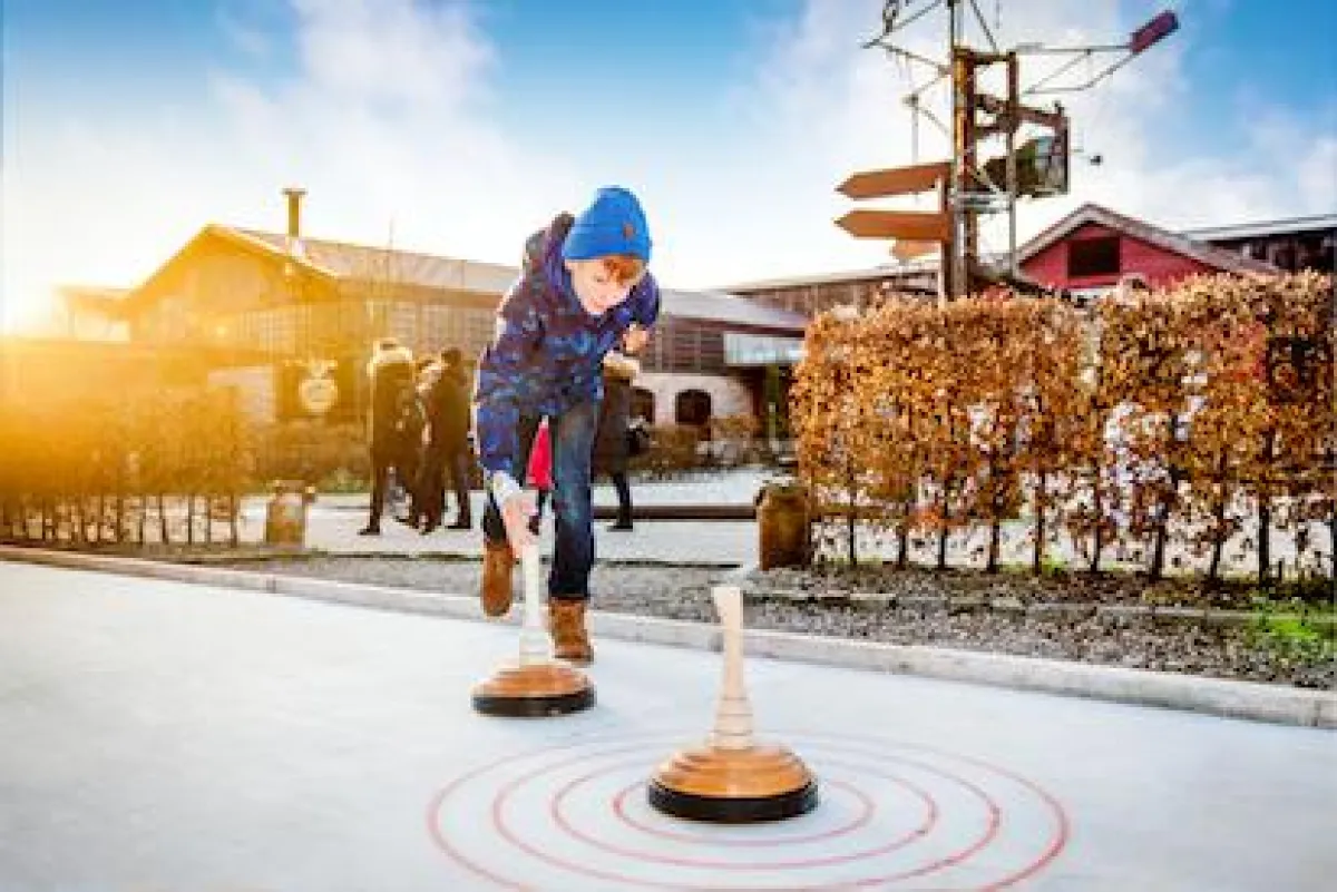 Eisstockschießen im winterlichen Karls Erlebnis-Dorf (Karls Erlebnis-Dorf)
