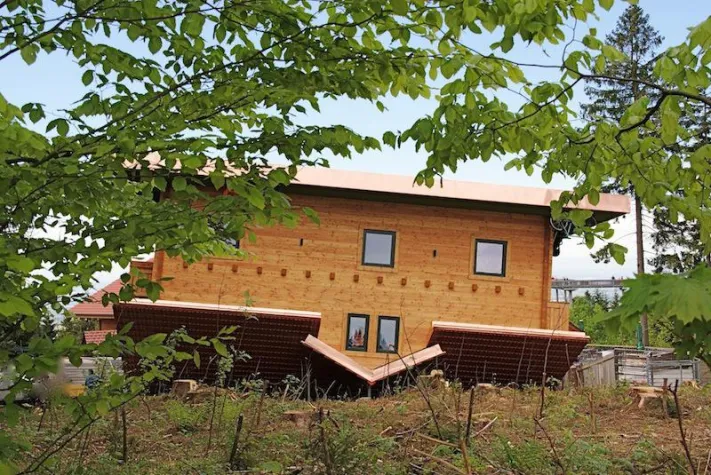 Bild: "Haus auf dem Kopf" am WaldWipfelWeg Maibrunn/Urlaubsregion St. Englmar