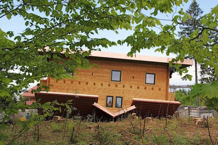 "Haus auf dem Kopf" am WaldWipfelWeg Maibrunn/Urlaubsregion St. Englmar Bild: "Haus auf dem Kopf" am WaldWipfelWeg Maibrunn/Urlaubsregion St. Englmar