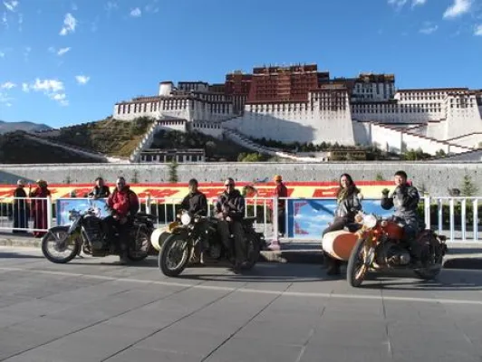 Bild: Per Motorrad aufs Dach der Welt – Exklusive Bike-Tour durch Tibet und zum Mount Everest