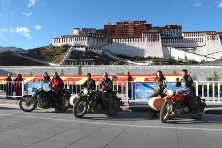 Bild: Per Motorrad aufs Dach der Welt – Exklusive Bike-Tour durch Tibet und zum Mount Everest