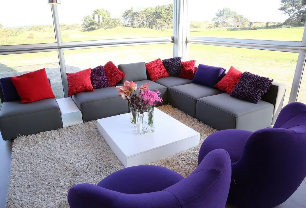 Neue Formen, neue Farben: Ein Bereich des Glaspavillons wurde mit Loungemöbeln von Moduplus und Frei