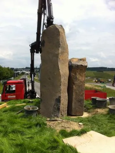 Gewerbepark Dörth nach Steinaufstellung: Kreisel neuer Blickfang an der L206 Bild: Gewerbepark Dörth nach Steinaufstellung: Kreisel neuer Blickfang an der L206