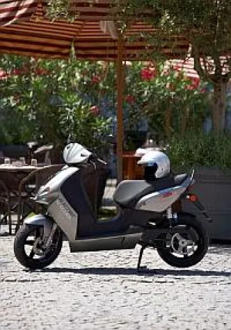 GOVECS GmbH als Partner der Elektromotorrad-Rennserie TTXGP Bild: GOVECS GmbH als Partner der Elektromotorrad-Rennserie TTXGP