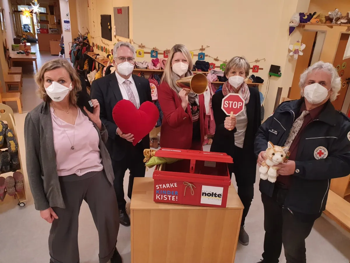 Anna Pallas, Landrat Jürgen Müller, Maren Schmitt-Nolte, Ina Klaus-Petrach, Michael Honder (© H+G)