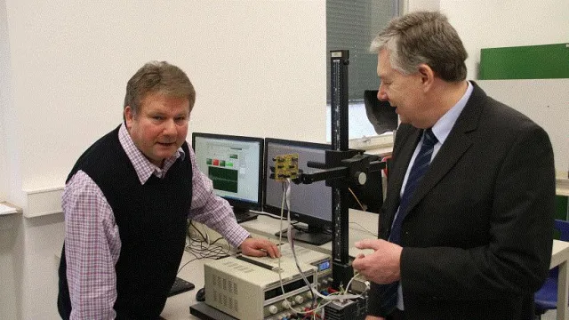 Europaweit patentierter Fußgängersensor für Pkw: Professoren entwickeln Ultraschallsensor Bild: Europaweit patentierter Fußgängersensor für Pkw: Professoren entwickeln Ultraschallsensor