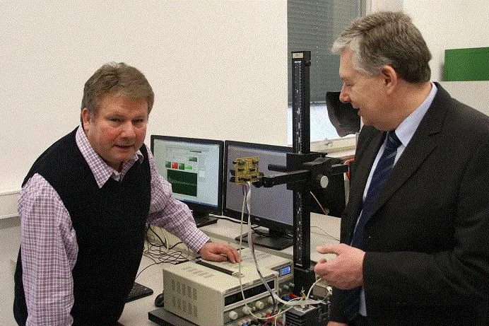 Bild: Europaweit patentierter Fußgängersensor für Pkw: Professoren entwickeln Ultraschallsensor
