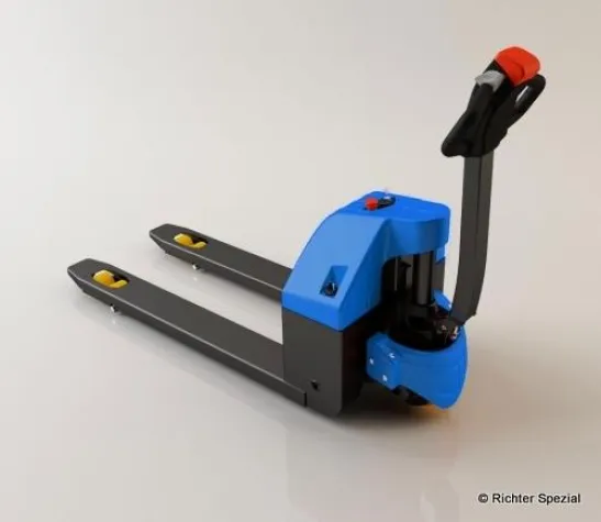 Bild: Richter Spezial präsentiert den neuen Elektrohubwagen als platzsparendes Mitnahmegerät.