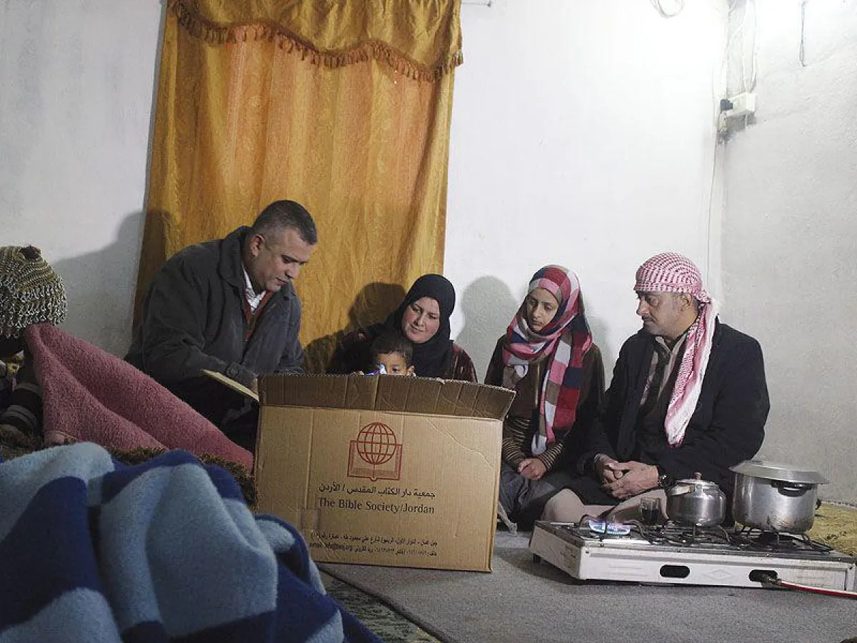 Mitarbeitende der Bibelgesellschaften besuchen Flüchtlingsfamilien und unterstützen sie im Alltag.