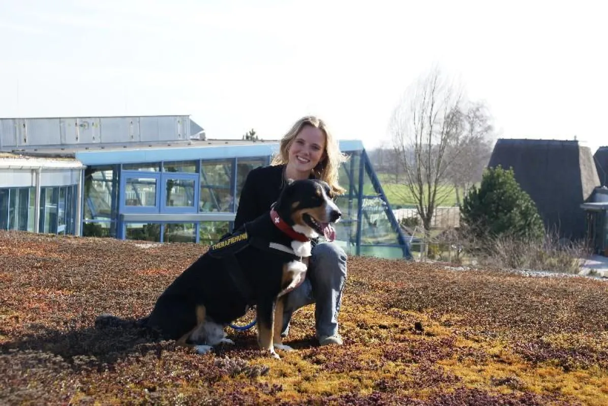 Ergotherapiehund Muck assistiert als Co-Therapeut im Ambulanten Rehazentrum in der Therme Erding