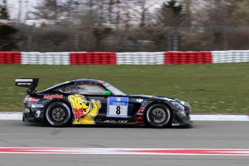 Wahre Rennsportliebe: Zurich ist Titelsponsor des 44. internationalen 24h-Rennens auf dem Nürburgring Bild: Wahre Rennsportliebe: Zurich ist Titelsponsor des 44. internationalen 24h-Rennens auf dem Nürburgring