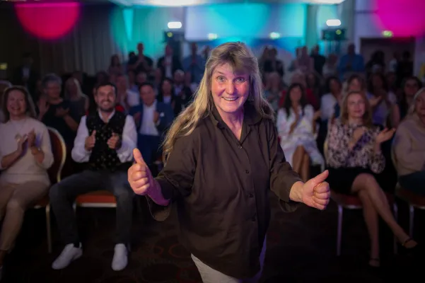 Internationaler Speaker Slam: Maultiere führen zum Erfolg – Julia Krüger begeisterte in Wiesbaden Bild: Internationaler Speaker Slam: Maultiere führen zum Erfolg – Julia Krüger begeisterte in Wiesbaden