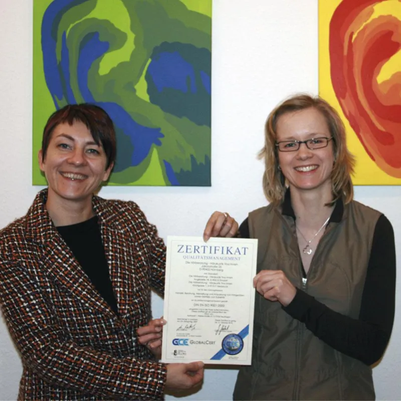 Tina Imreh, Inhaberin Die Hörberatung (links) Heidi Sailer-Franks Hörgeräteakustikerin (rechts)