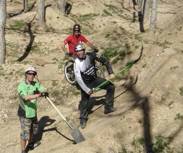 Bild: Legalize Freeride - Die DIMB bietet Hilfestellung beim legalen Bau von Freeridestrecken und Dirtspots