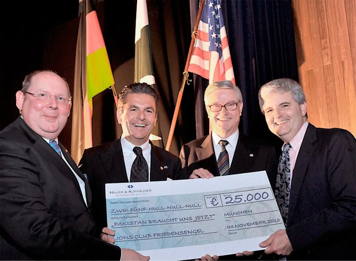 Übergabe der 25.000,- Euro-Spende des Lions Clubs München-Friedensengel (Foto: Schunk)