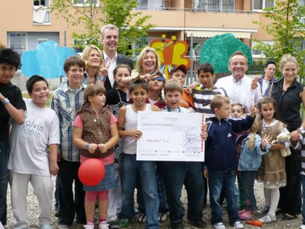 Jutta Speidel, das Team und die Kinder des HORIZONT e.V. Hauses freuen sich über den von Stefan Kumpfmüller (X-Leasing GmbH) überreichten Scheck