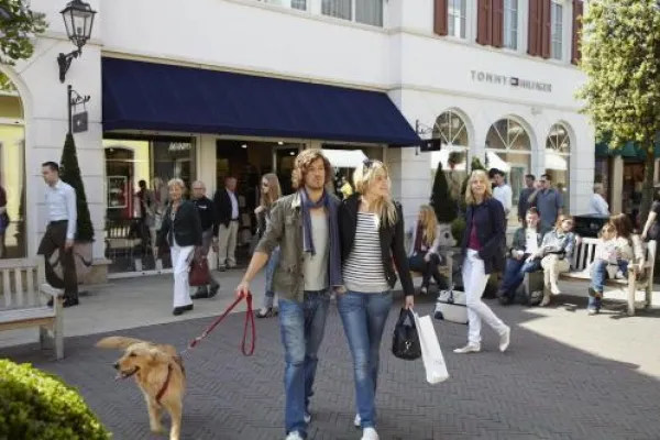 Bild: Schluss mit dem Winter – der Kollektionswechsel bringt Frühlingsgefühle ins Designer Outlet Roermond.