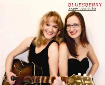 Bild: Bluesberry – zwei Cousinen mit ihrer ersten Single-CD Veröffentlichung „Know you Baby“.