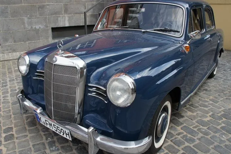 Bild: Nostalgie, Raritäten und Oldtimer bei der 8. Duisburger „Zeitreise“ vom 2. bis 4. Mai auf der Königstraße