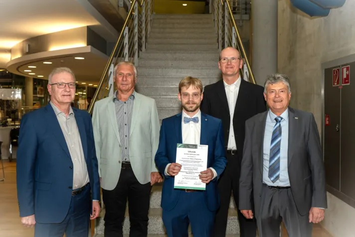 M. Eng. Johannes Kiener erhielt an der OTH Regensburg den IfKom-Preis 2025 Bild: M. Eng. Johannes Kiener erhielt an der OTH Regensburg den IfKom-Preis 2025